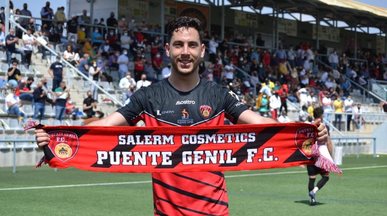 El delantero y máximo goleador del Puente Genil Ezequiel Lamarca