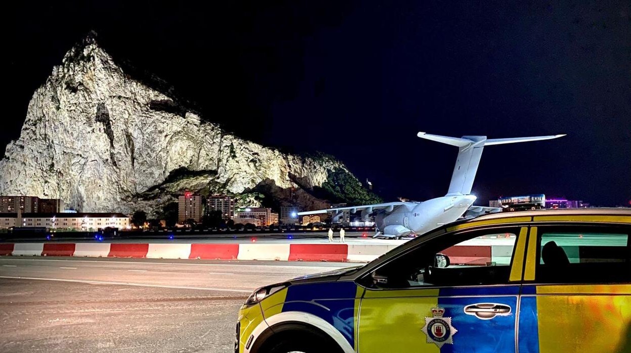 Imagen difundida por la Policía de Gibraltar con el avión que ha traído el último lote de vacunas