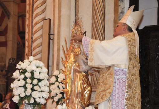 El obispo de Córdoba, Demetrio Fernández, corona a la Virgen de Linares el 14 de mayo de 2011