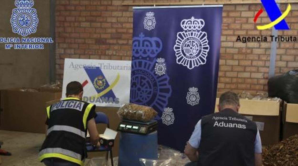 Los agentes en una operación contra el contrabando de tabaco en Córdoba