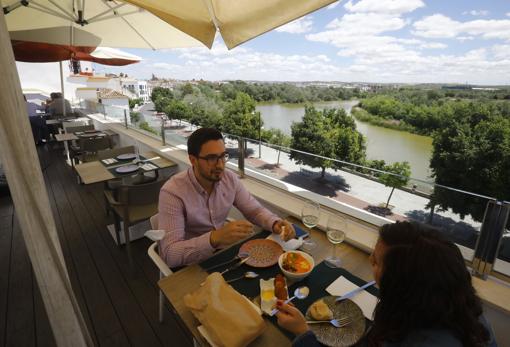 Una pareja comiendo en la azotea de la Taberna del Río