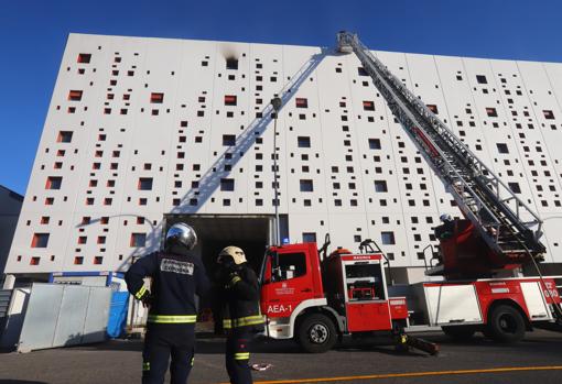 Bomberos en el edificio municipal