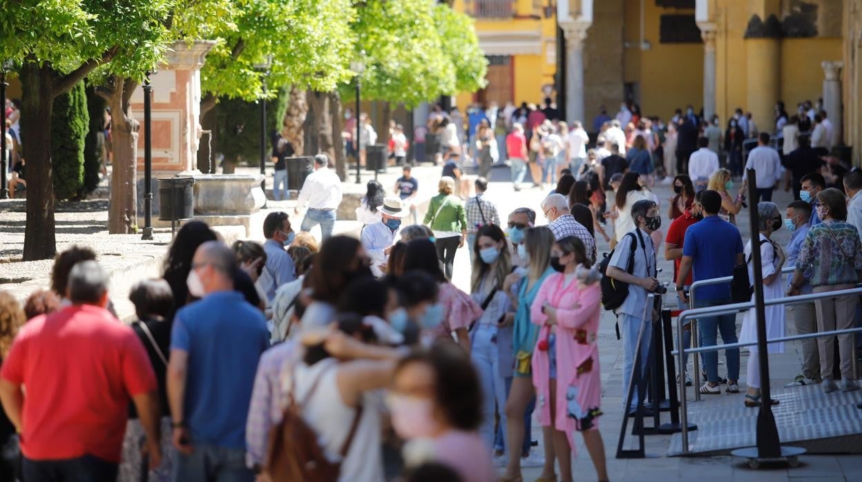 Ambiente en el Patio de los Naranjos de la Mezquita-Catedral de Córdoba este sábado