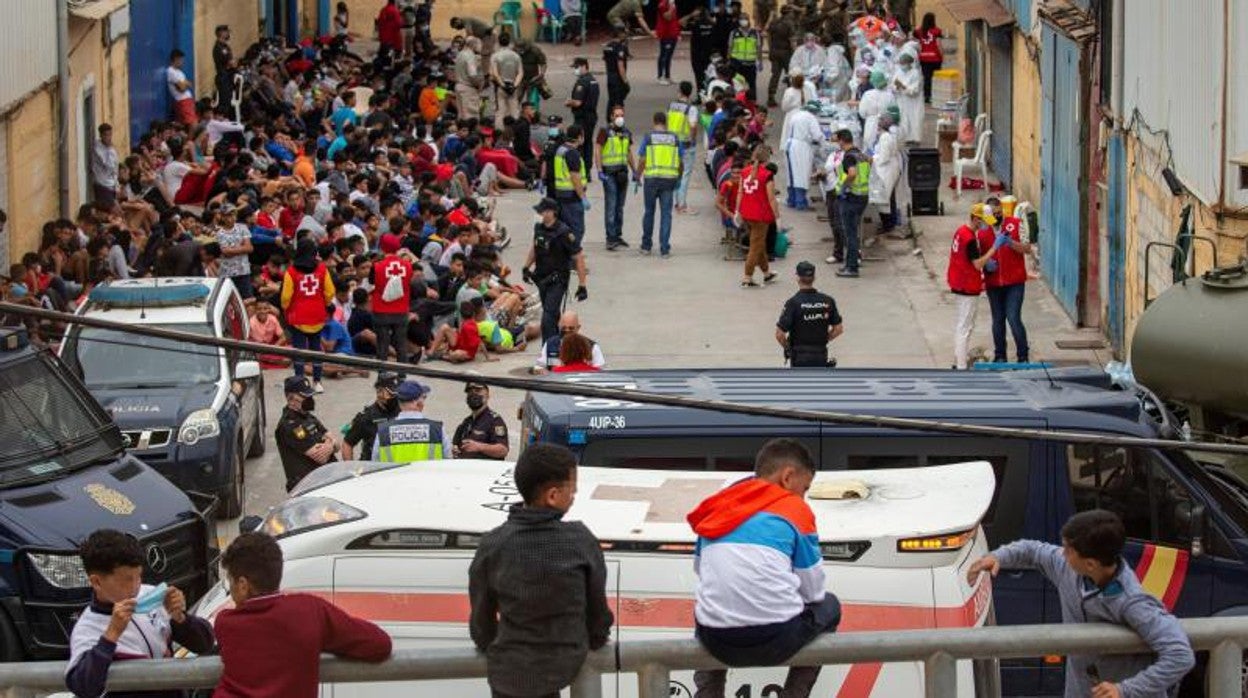 Menores llegados solos a Ceuta esperan para el control de Covid en un polígono