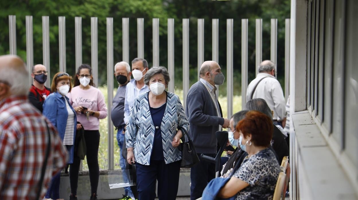 Personas mayores esperan su turno para vacunarse en el Carlos Castilla del Pino