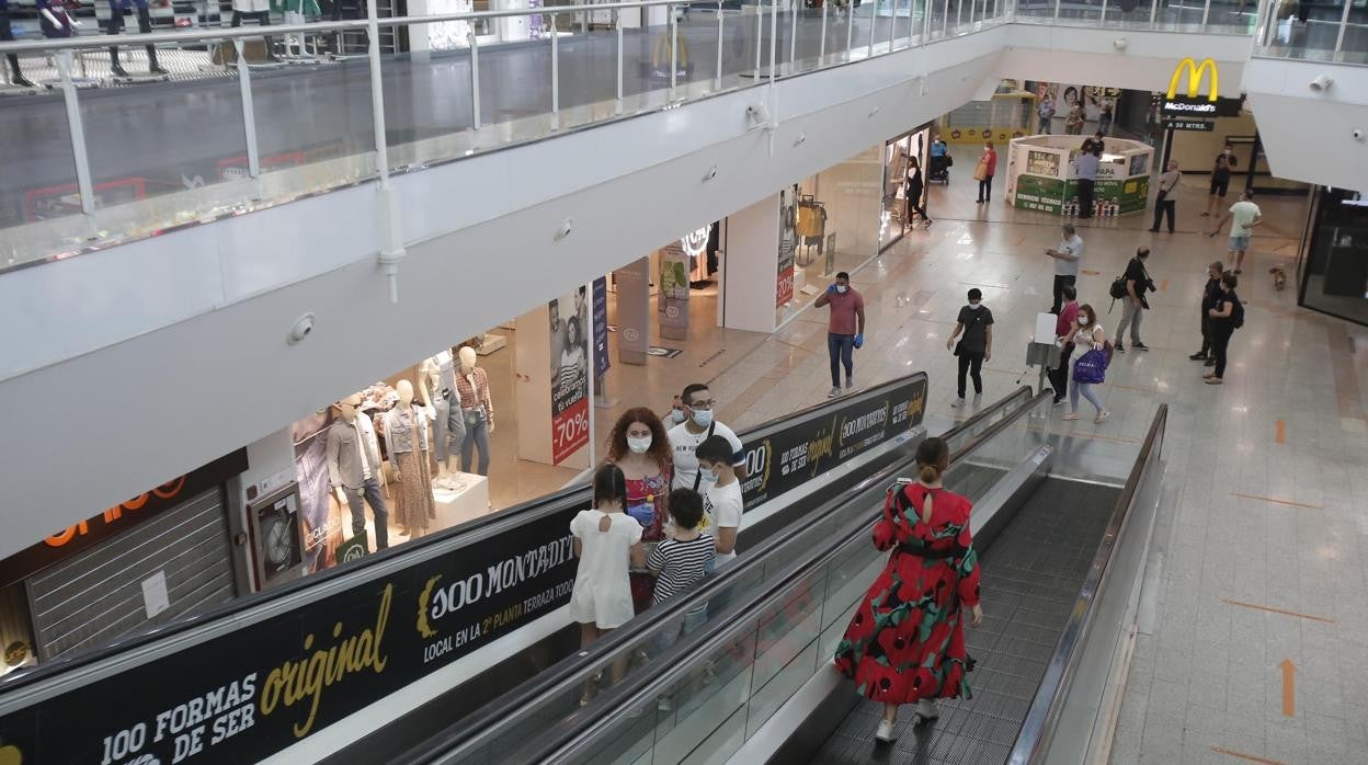 Clientes en el Centro Comercial El Arcángel