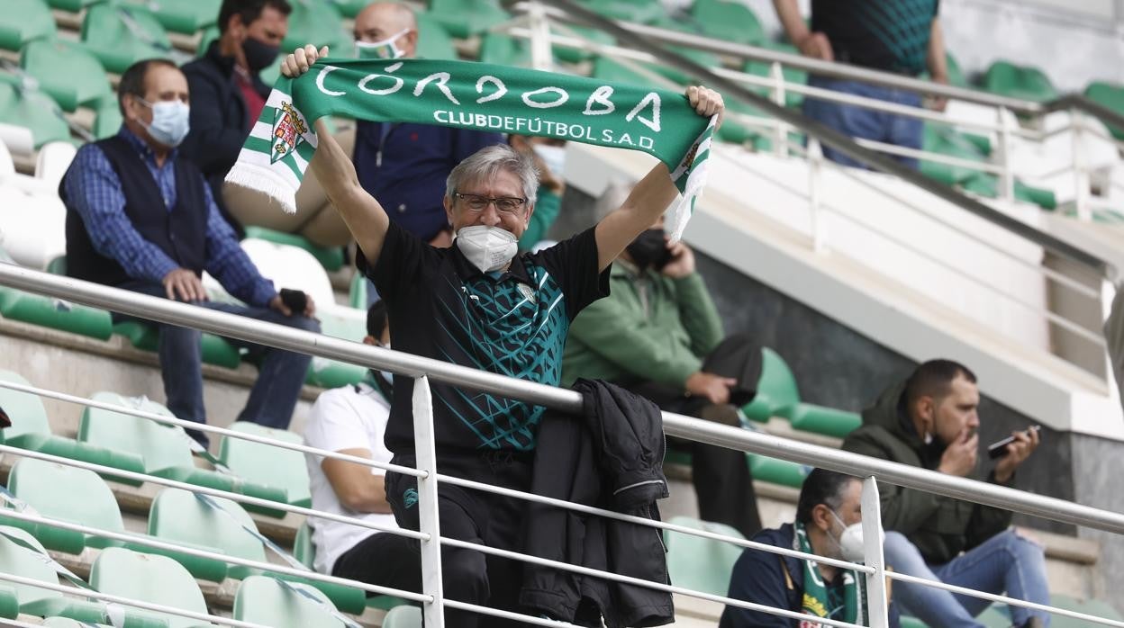 Un aficionado del Córdoba muestra la bufanda en el último partido en El Arcángel