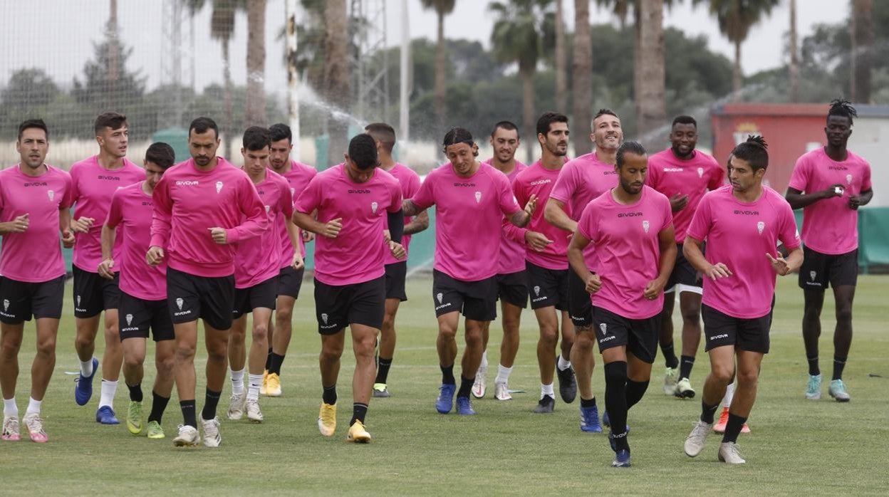 La plantilla del Córdoba CF en el último entrenamiento de la temporada