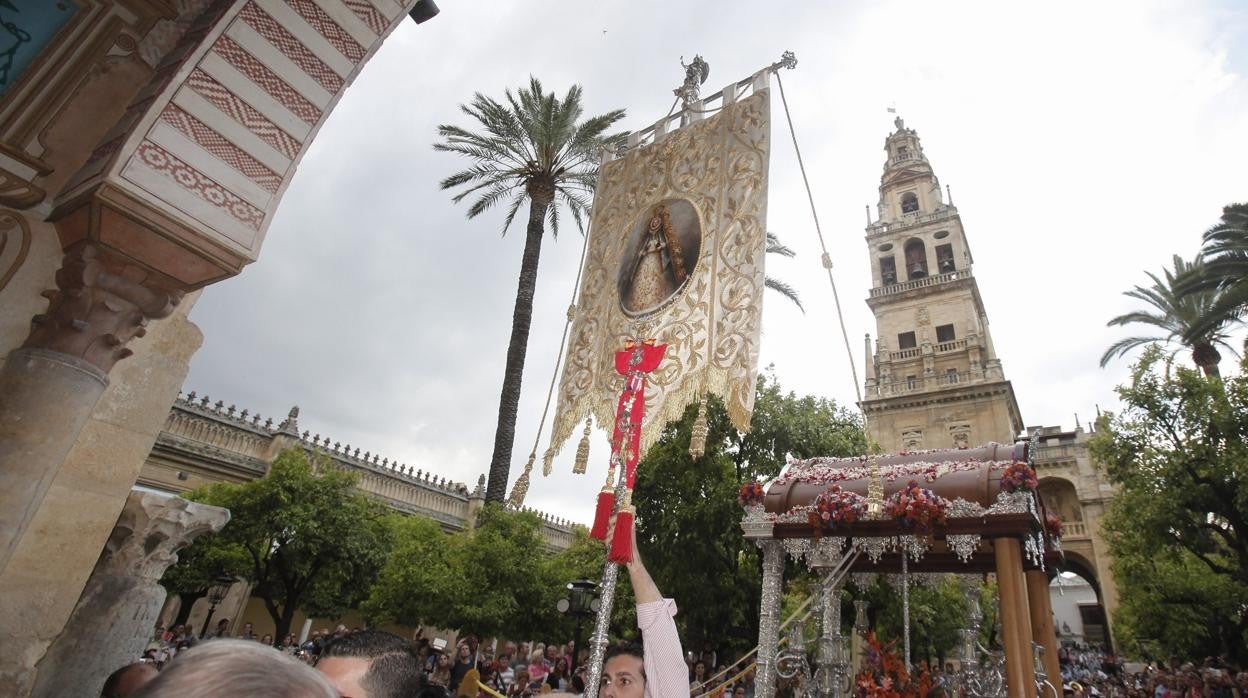 El simpecado del Rocío de Córdoba, al llegar a la Catedral el día del inicio del camino