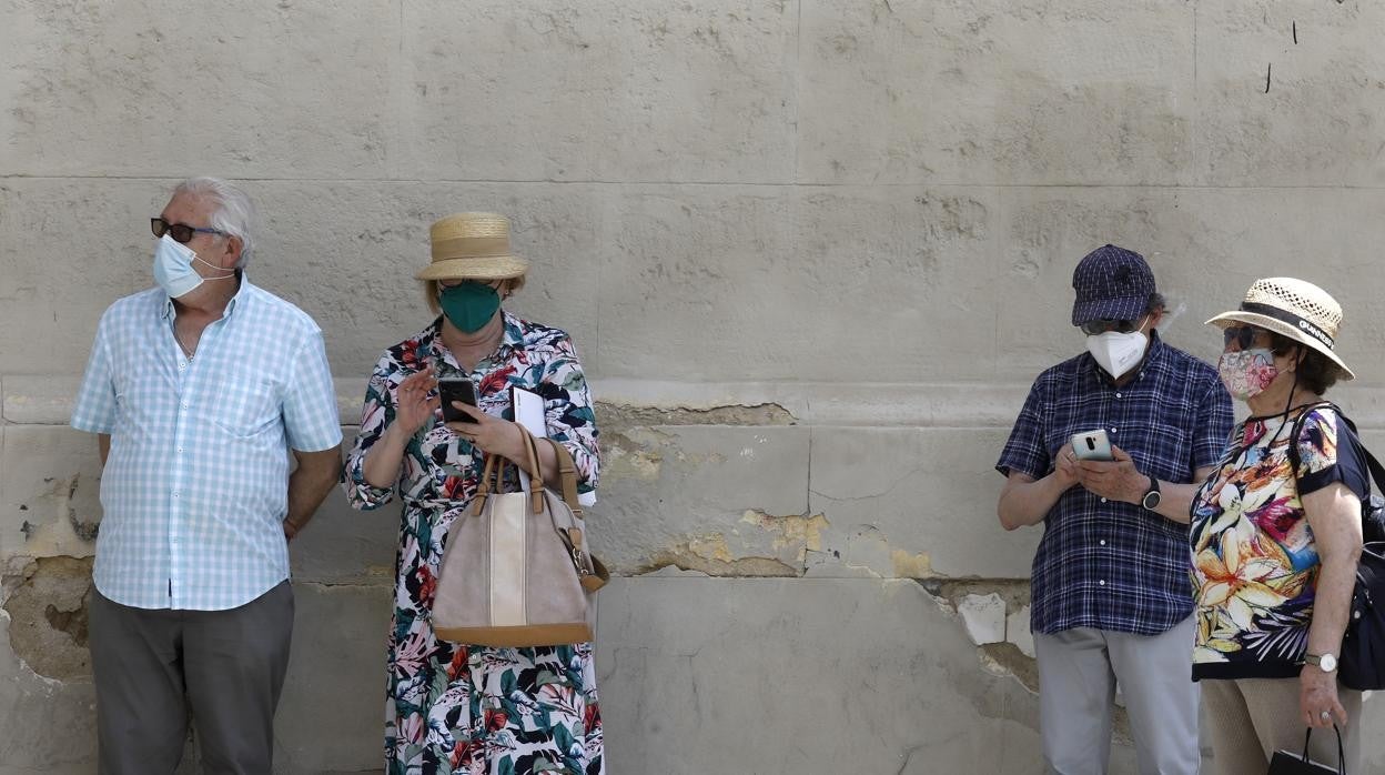 Cuatro personas en el casco histórico de la ciudad en mangas de camisa