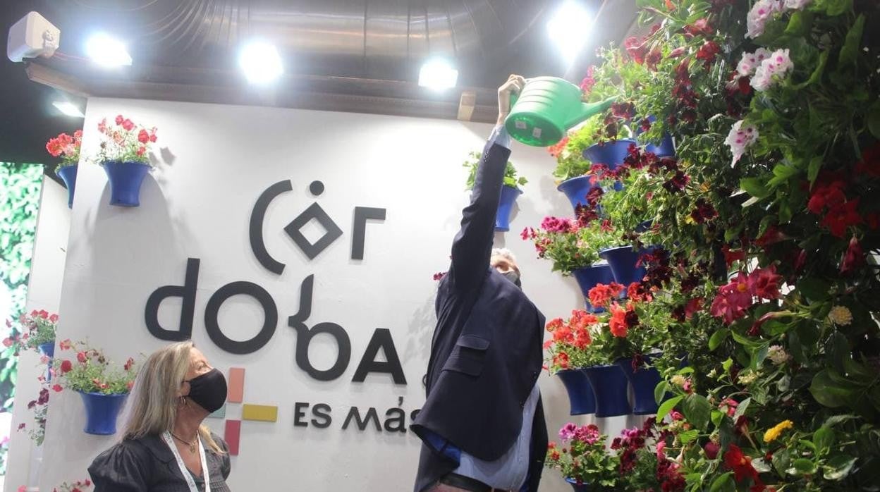 Fernando Romay riega una maceta en el stand de Córdoba