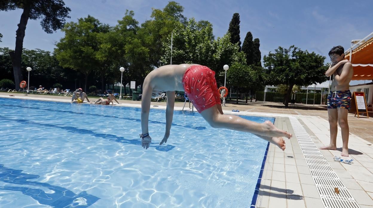 Piscina de uso colectivo del Aeroclub el verano pasado