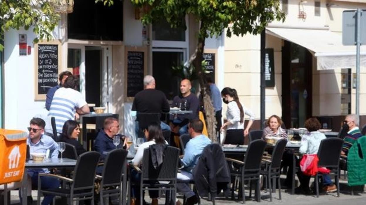 Ambiente de terrazas en la Ribera de Córdoba