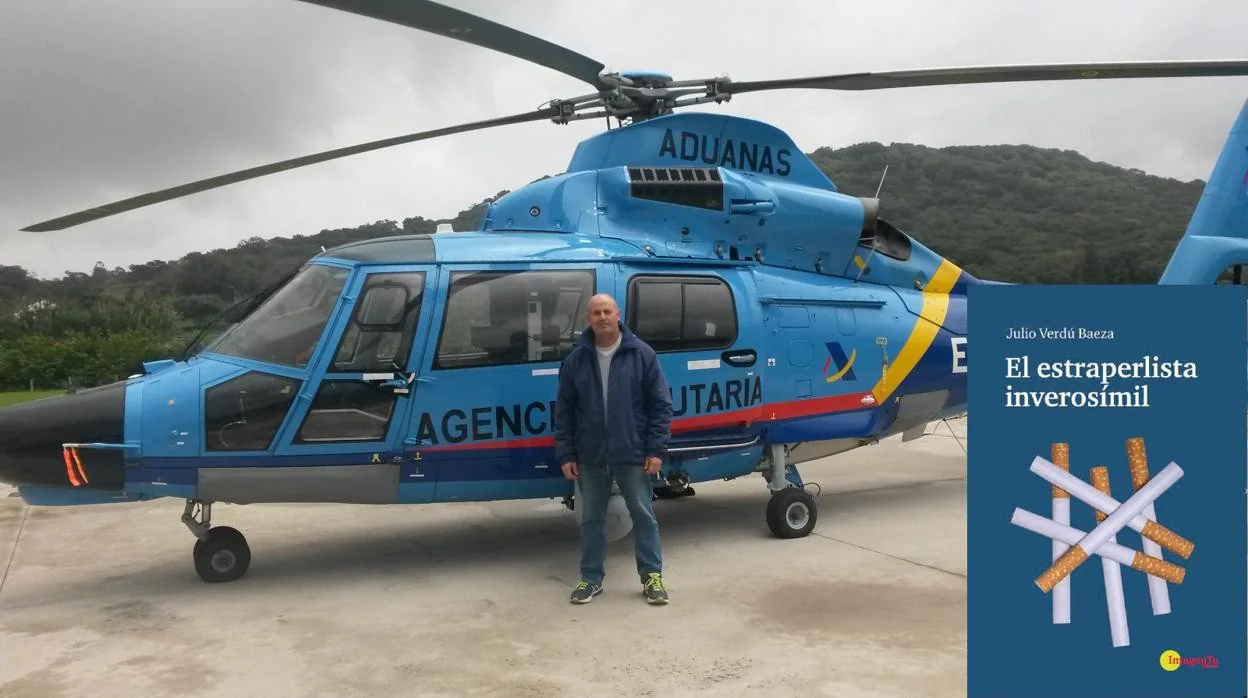 Julio Verdú, junto a un helicóptero del SVA y la portada de su libro