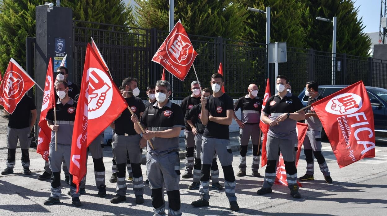 Algunos de los trabajadores que han participado en el paro laboral