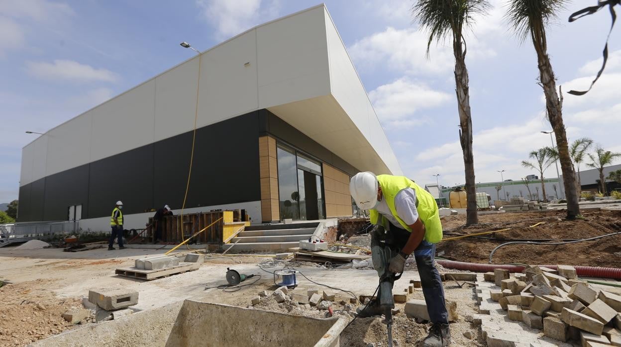 Obras en el parque comercial Los Patios de Azahara en Córdoba