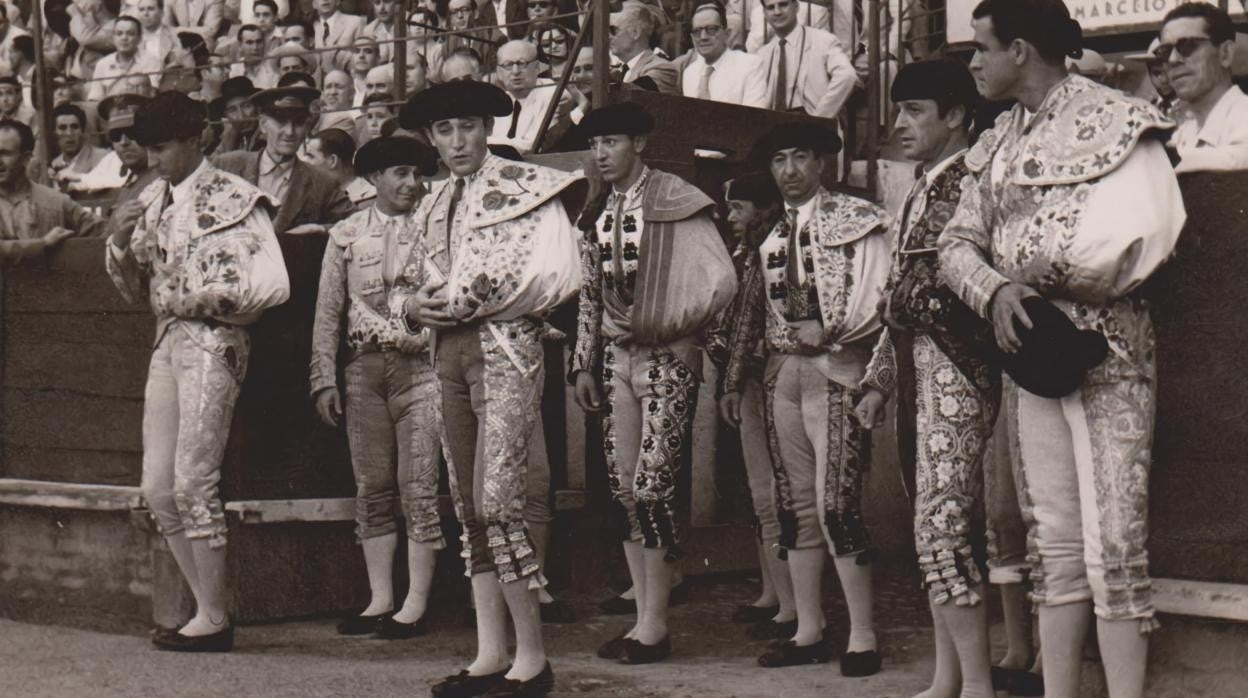 Los toreros se disponen a hacer el paseíllo en la corrida de 1951