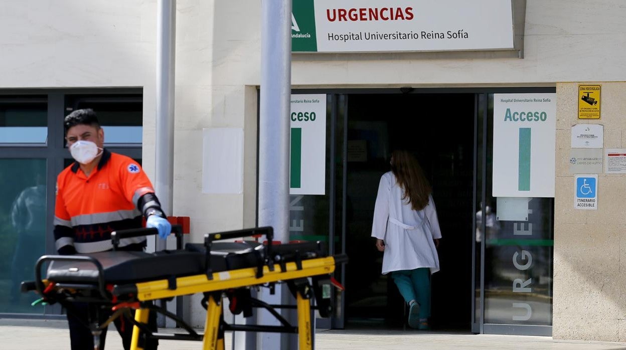 Imagen de la entrada de las Urgencias del Hospital Reina Sofía, al que fueron trasladados los ocho heridos