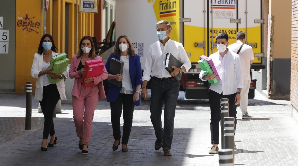 El alcalde de Salteras junto al resto de representantes de la candidatura de Susana Díaz