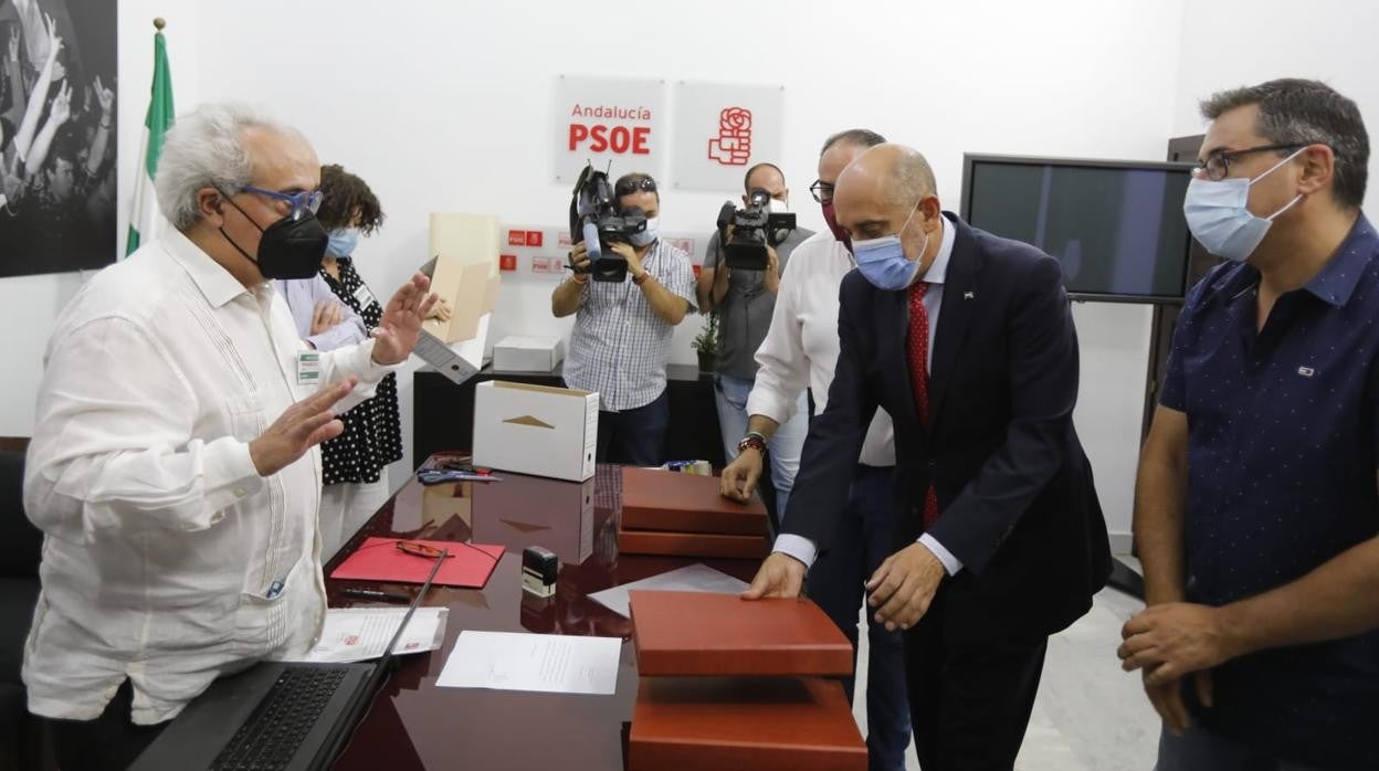 Luis Ángel Hierro entregando los avales ante la comisión de garantías