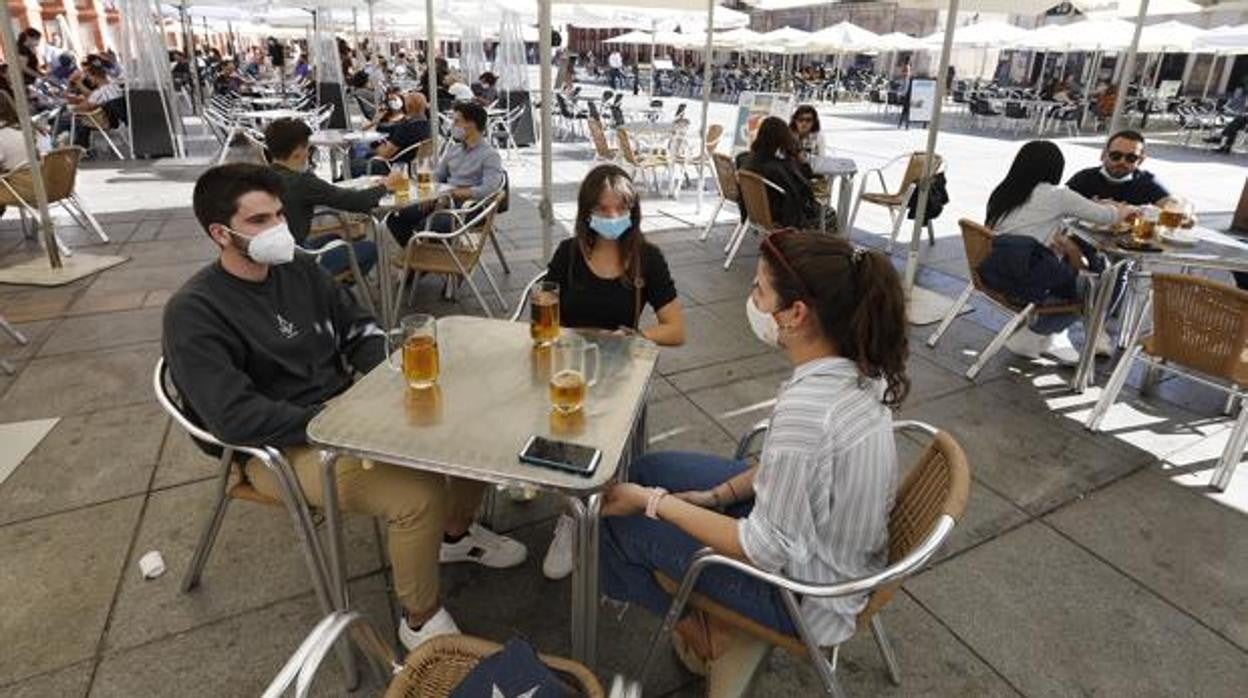 Jóvenes en el velador de un bar de Córdoba