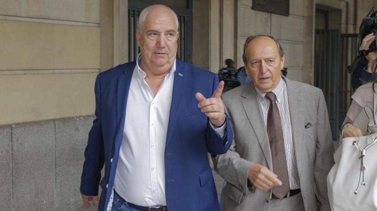 Francisco Carbonero (izquierda) a su salida del juzgado de Sevilla tras declarar por el caso ERE