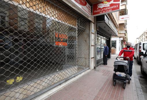 Un espacio comercial libre en el centro comercial abierto de La Viñuela