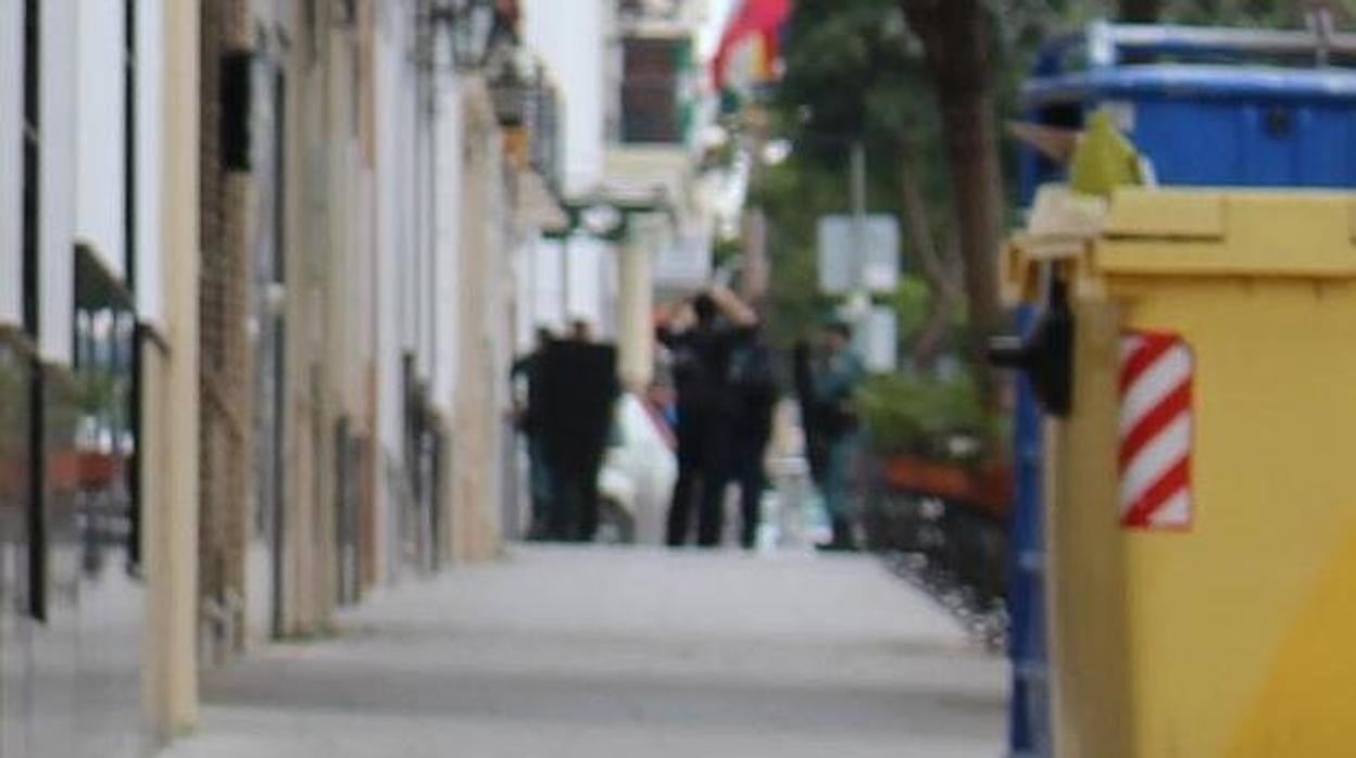 Agentes al fondo durante el suceso sucedido en Montalbán en 2015