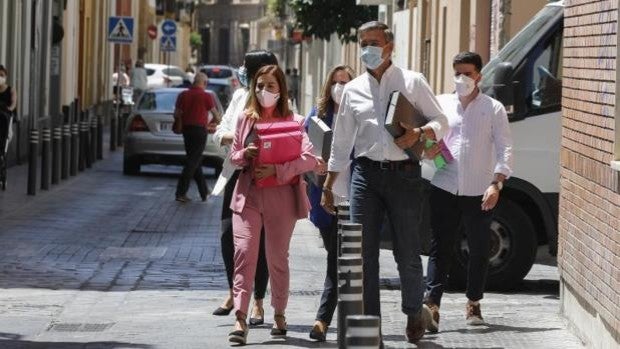 Susana Díaz y Juan Espadas empatan en el primer pulso por el poder en el PSOE