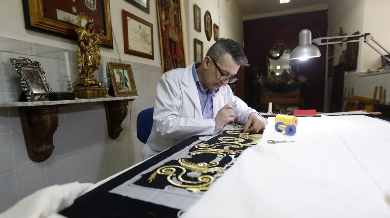 José Luis Guerra en su taller con los bordados de la primera fase del proyecto