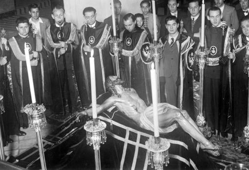 Besapiés al Cristo de las Angustias en la década de 1930