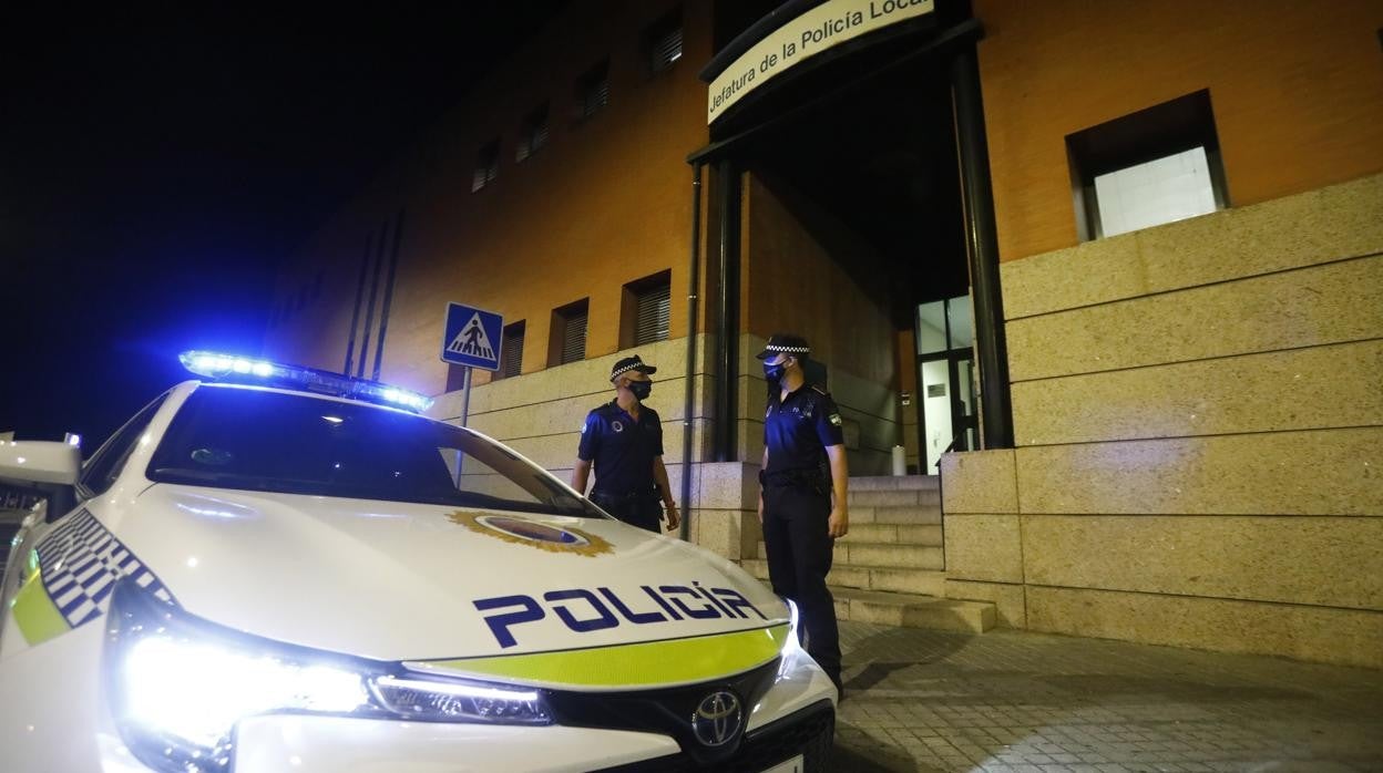 Patrulla nocturna de la Policía Local de Córdoba, en una imagen de archivo