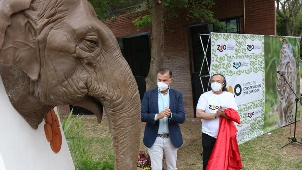 El Zoo de Córdoba cuenta desde hoy con una escultura en homenaje a la elefanta Flavia