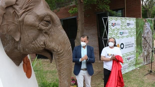 El Zoo de Córdoba cuenta desde hoy con una escultura en homenaje a la elefanta Flavia