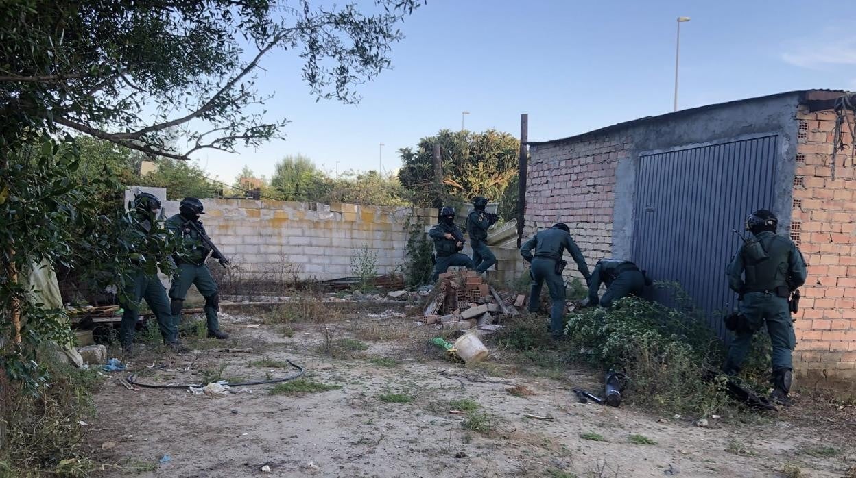 Imagen del registro de la Guardia Civil en una nave de vehículos robados durante la operación «Square»