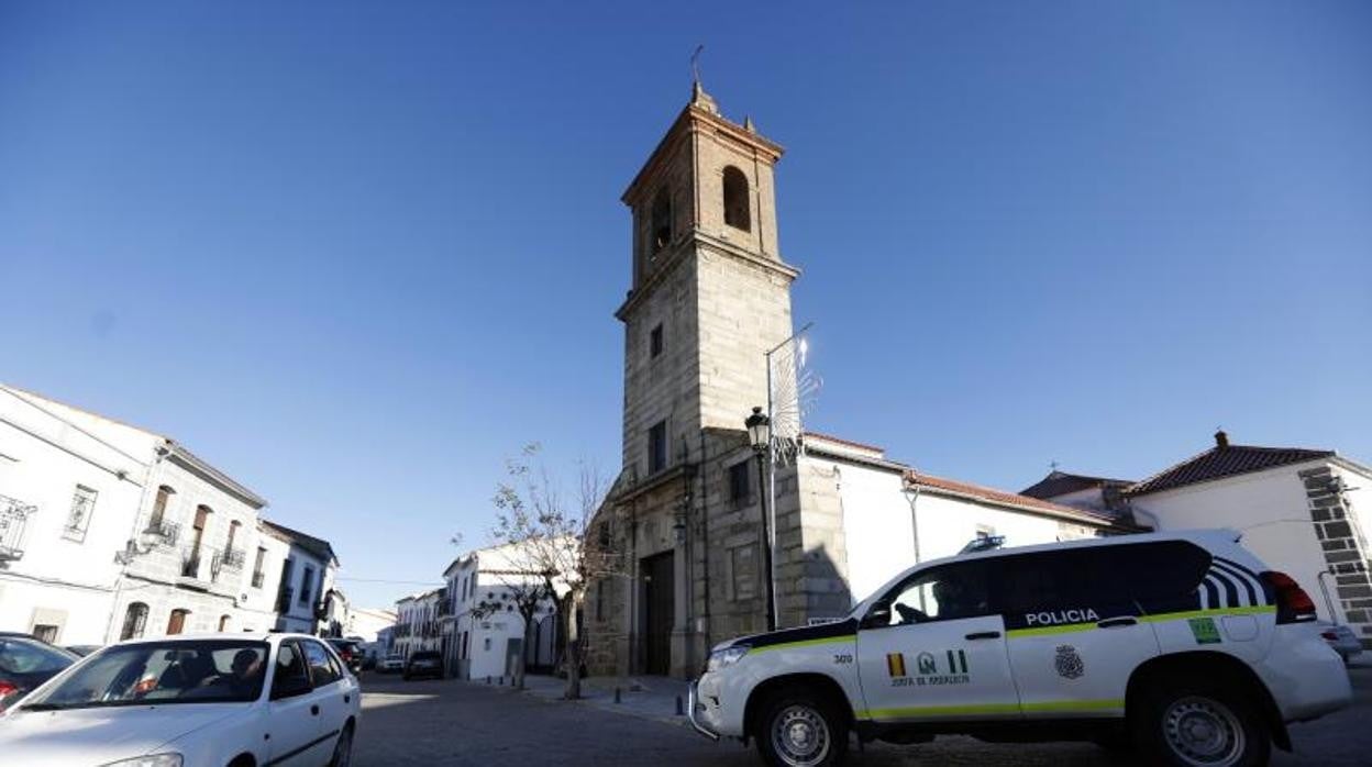 Una patrulla de la Policía Autonómica en Añora durante el estado de alarma en Córdoba