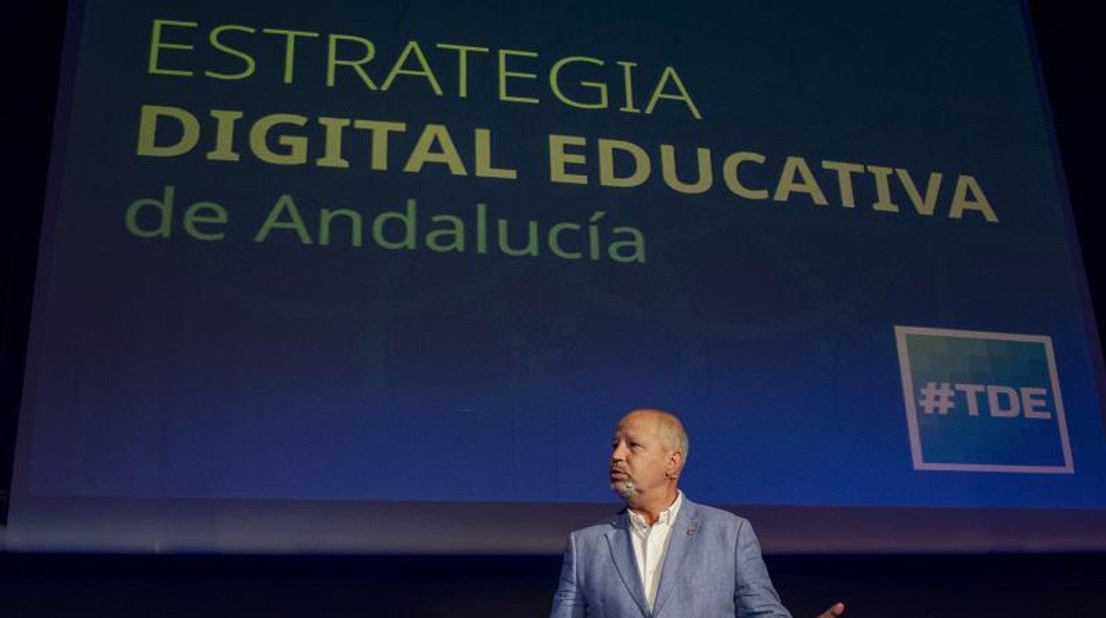 Portátiles, paneles táctiles y kits de robótica para meter en la carrera digital a la escuela pública andaluza