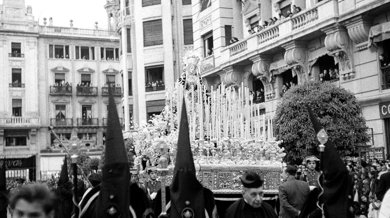 La Virgen de los Dolores en la plaza de Las Tendillas en la década de 1950