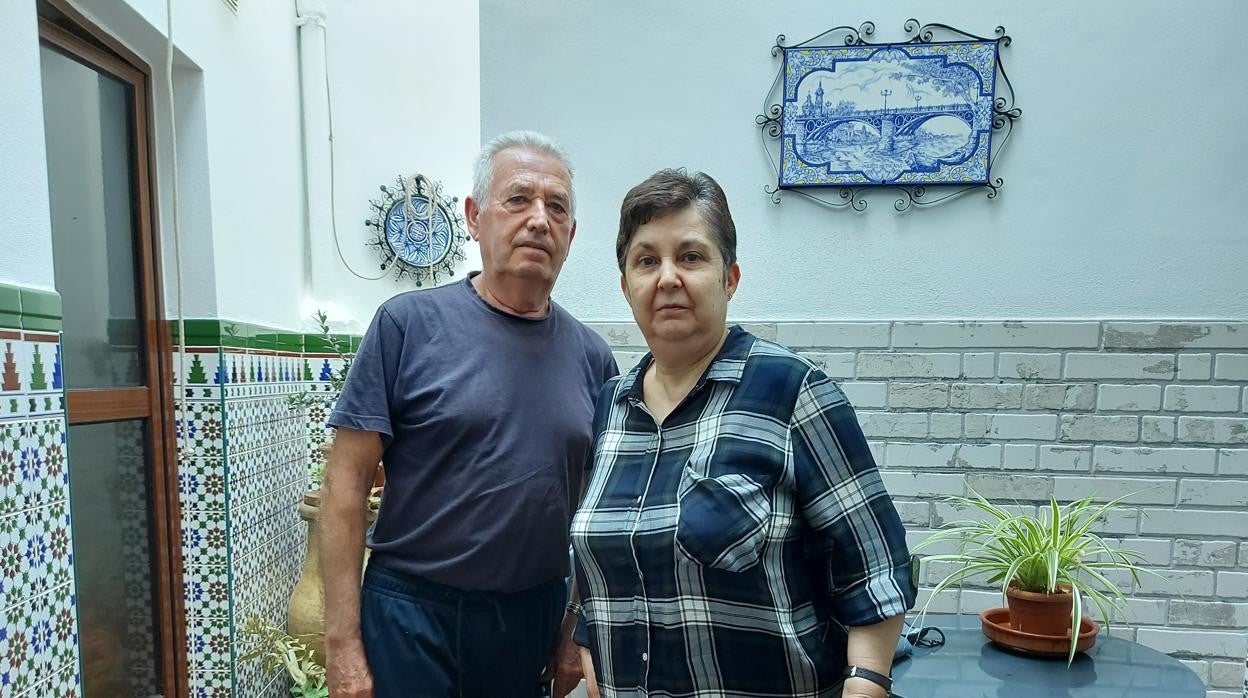 Teresa Muñoz junto a su marido en su vivienda de Aguilar de la Frontera