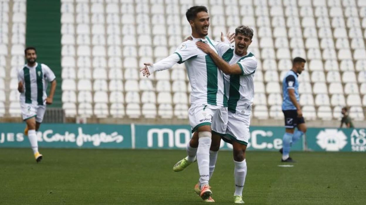 Diego Domínguez celebra un gol junto a Álex Meléndez en El Arcángel