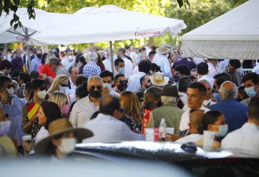 Ambiente en el entorno de la Plaza de Toros antes de la corrida del 15 de mayo