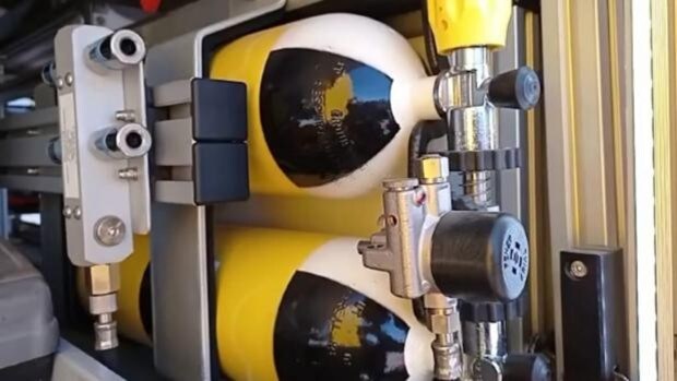 Desmontan equipos de respiración de bombonas de aire de los nuevos camiones del Infoca