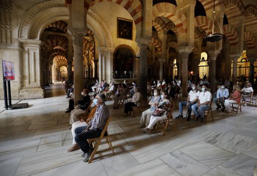 Fieles en la Mezquita-Catedral en la misa del Corpus en 2020