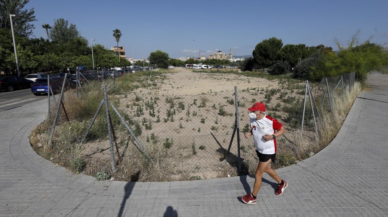 Un hombre hace deporte en Córdoba este junio