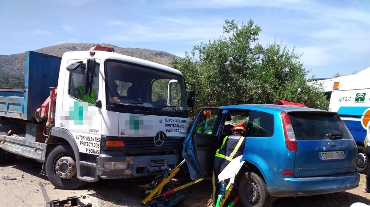 Bomberos y sanitarios en el lugar del siniestro