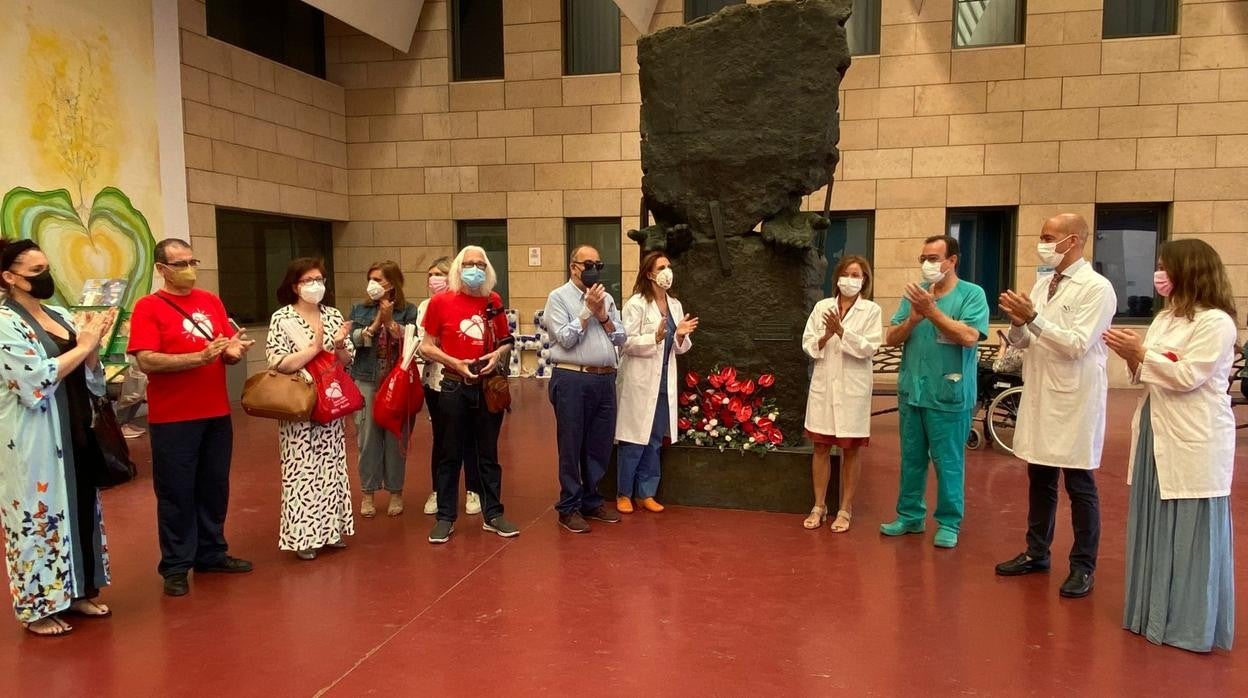 Ofrenda en el monumento al donante del hospital Reina Sofía de Córdoba