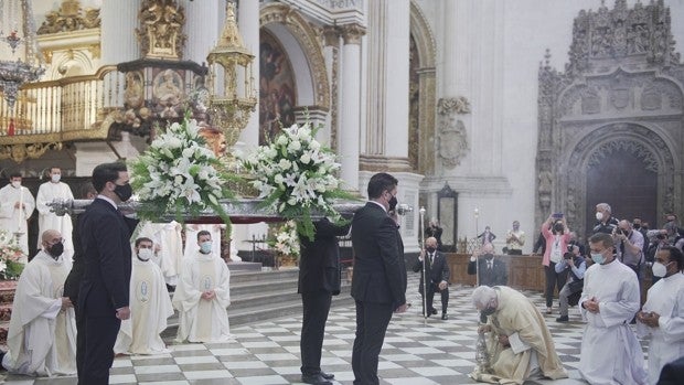 Granada celebra un Corpus atípico, de nuevo con su procesión dentro de la Catedral