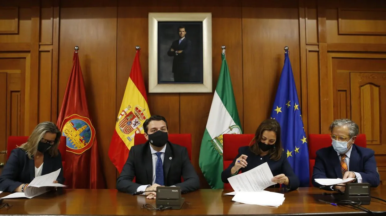 Isabel Albás, José María Bellido, Isabel Ambrosio y Salvador Fuentes, al escenificar el acuerdo por el presupuesto