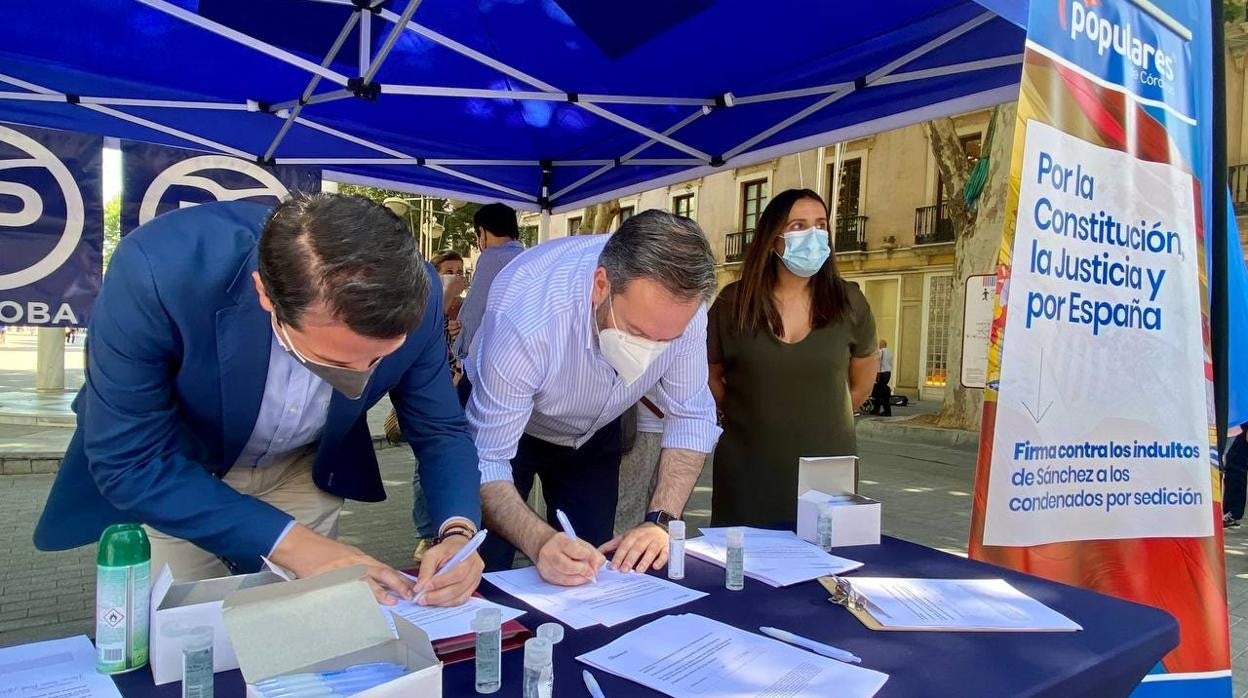 Bellido y Molina firmando contra los indultos