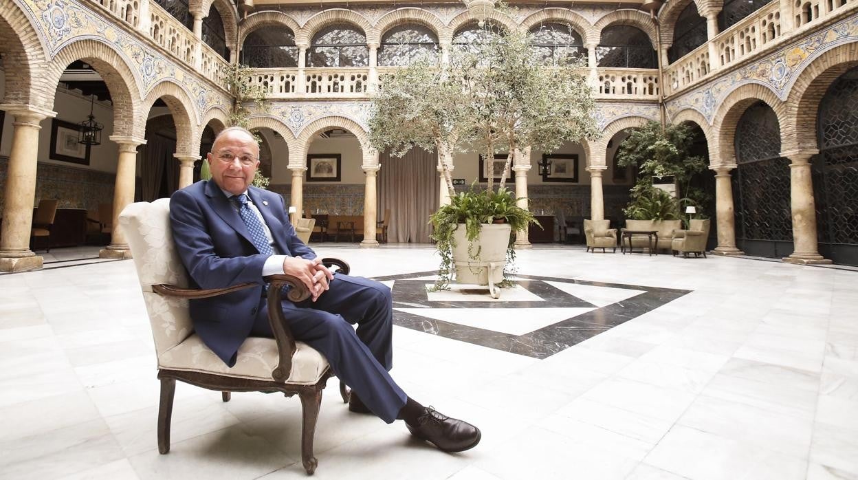 Pedro López Castillejo posa para ABC en el patio central del Real Círculo de la Amistad de Córdoba